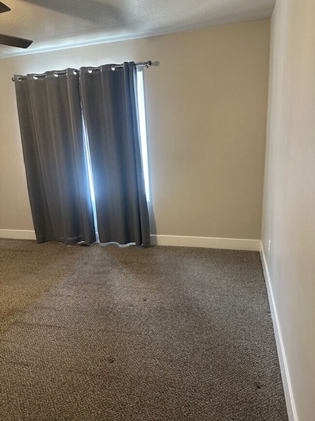 Building Photo - Amazing 3 bed, 2.5 bath with 2 car garage townhome!