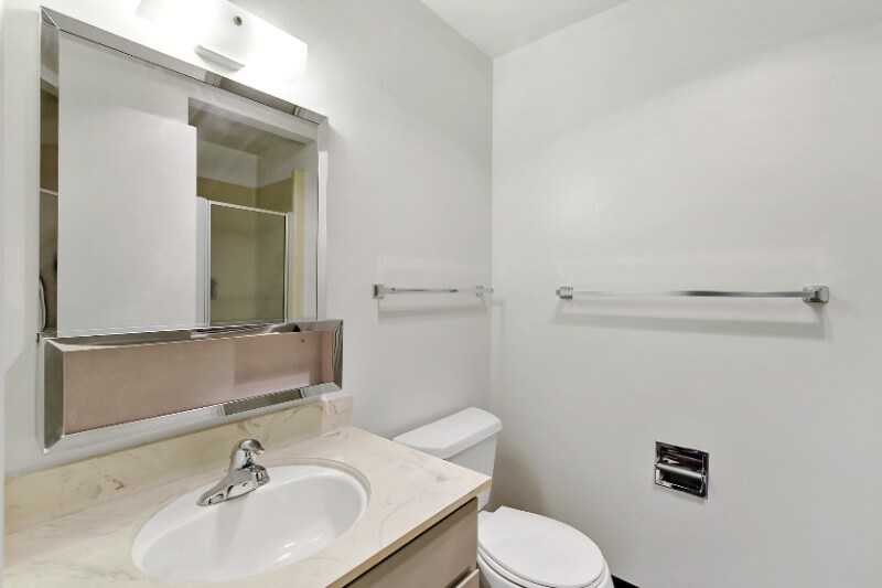 Building Photo - 12520 Roosevelt Way NE