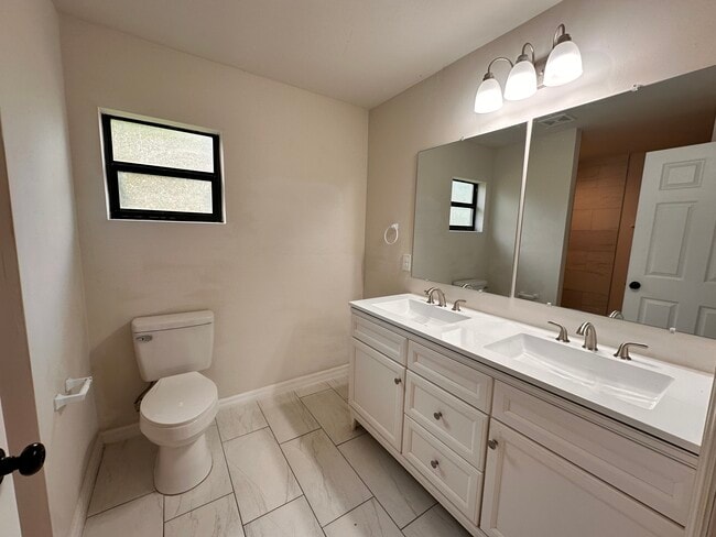 Building Photo - 2212 SW Santa Barbara Pl