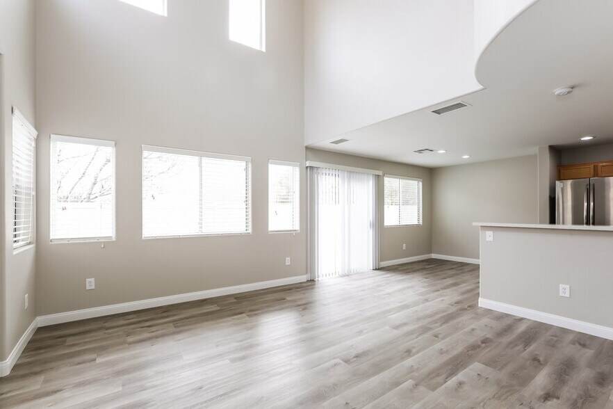 Building Photo - 10445 MIHELA Ave