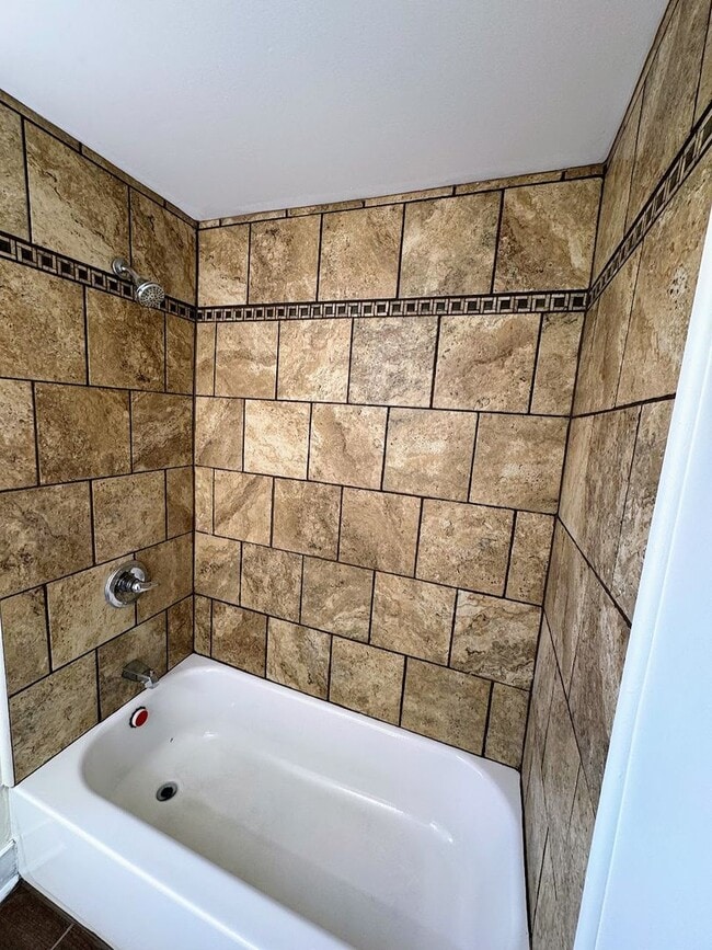 Building Photo - 3 bed 1.5 bath - freshly updated, central air, dishwasher, washer/dryer