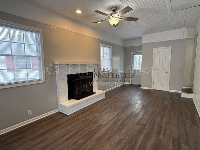 Building Photo - 513 James Dr