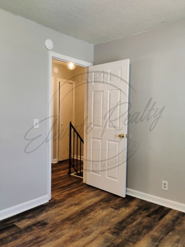 Building Photo - Two Bedroom Townhouse with deck near Trini...