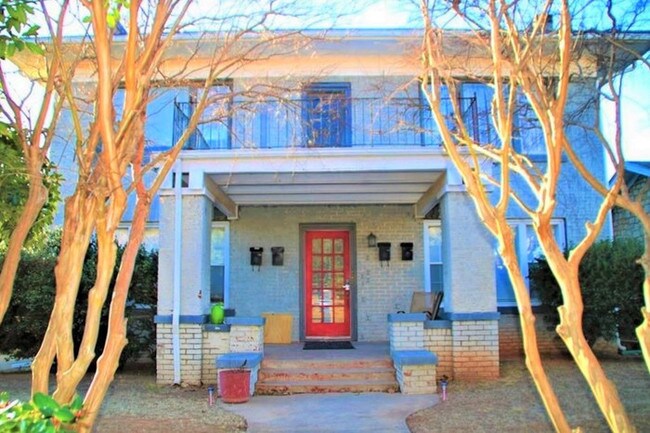 Primary Photo - 3021 1/2 N Robinson Ave