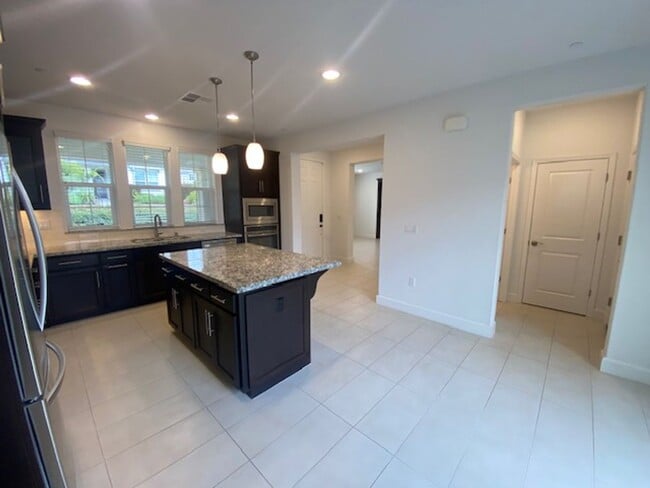 Building Photo - Beautiful Marina Home!