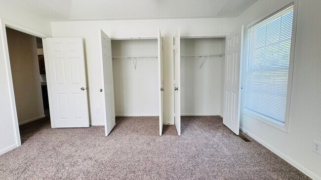 Building Photo - Creekwood Park Townhomes - 3 Bedrooms, 2 Baths, 2-Car Garage — Move-In Ready!