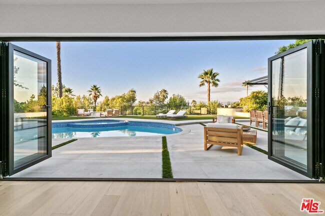 Building Photo - 18101 Green Meadow Dr