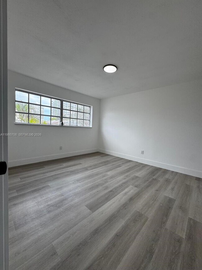 Building Photo - 11840 NE 19th Dr