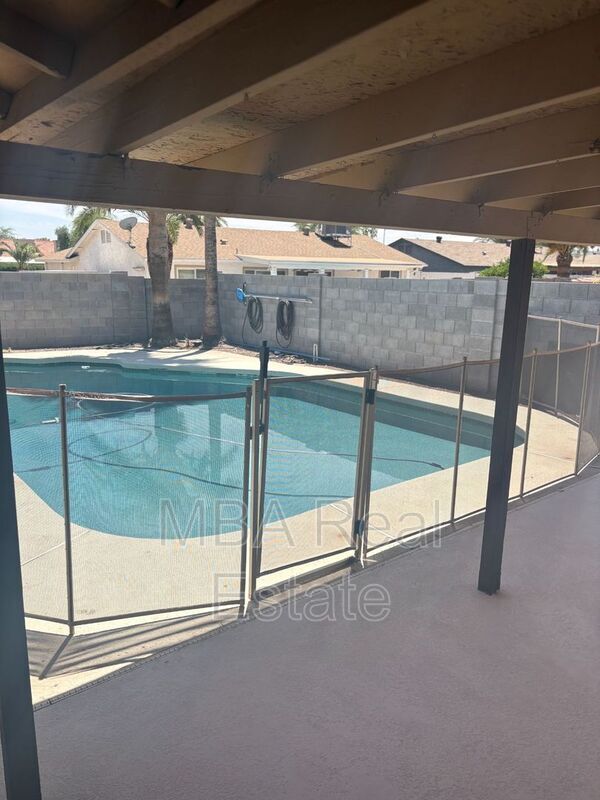 Building Photo - 4027 E Windrose Dr
