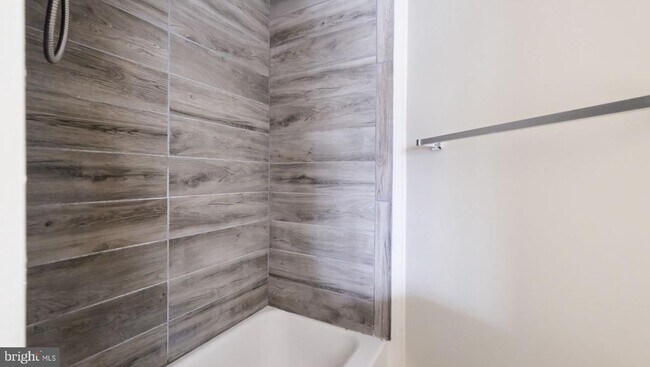 Building Photo - 2 E State St