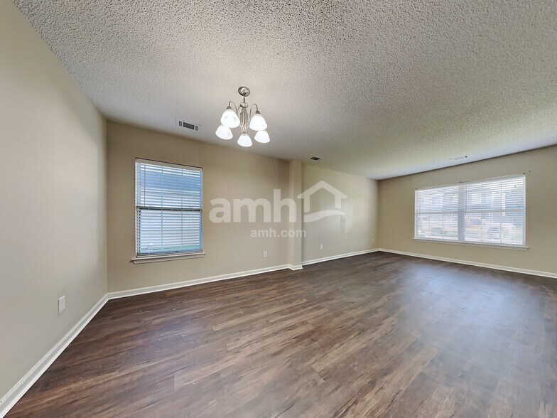 Building Photo - 2030 Clipstone Dr