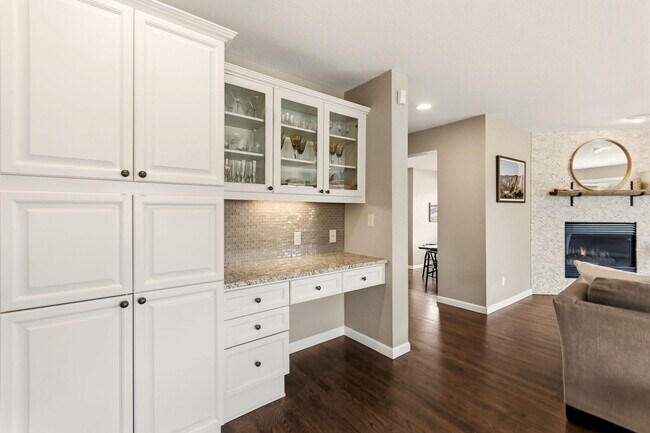 Building Photo - Stunning Fully Furnished Home in Roxborough Park!