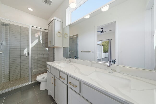 Building Photo - Spacious 3-Bed, 3-Bath Condo with Scenic Views in Vibrant Austin!