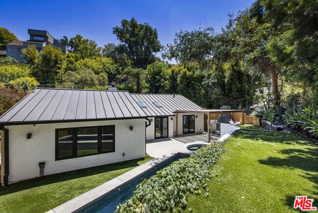 Building Photo - 2425 Rinconia Dr