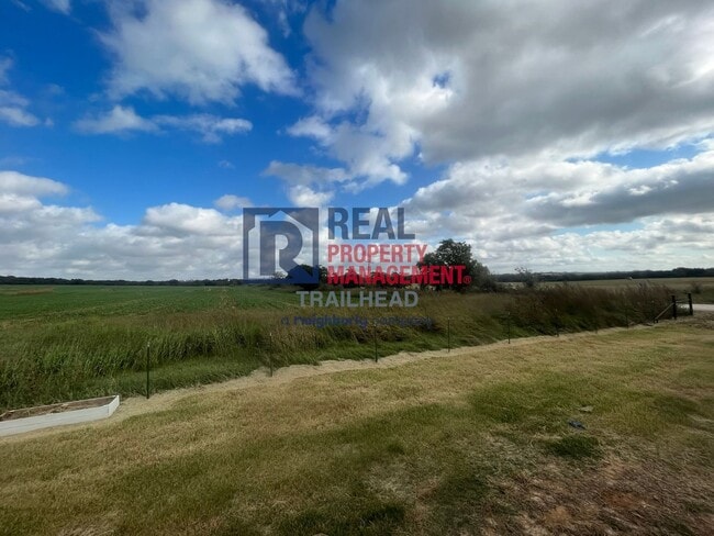 Building Photo - 3 Bed / 2 Bath Farmhouse Styled Home – Move In Ready