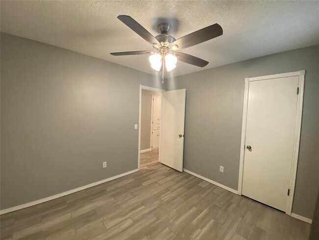 Building Photo - 2433 Shady Tree Ln