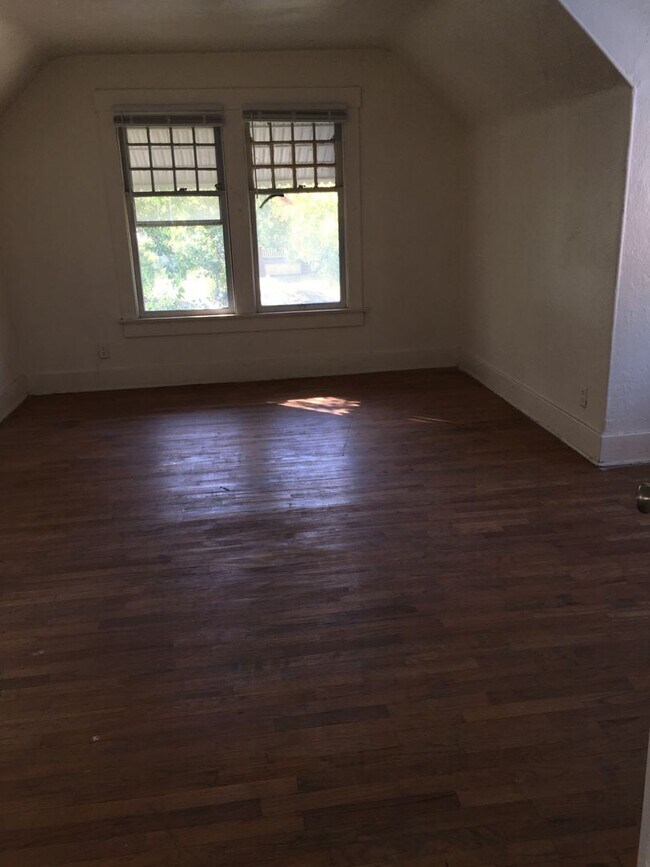 Building Photo - 1430 SW Polk St