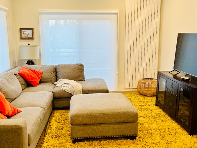 Building Photo - 1001 River Dr