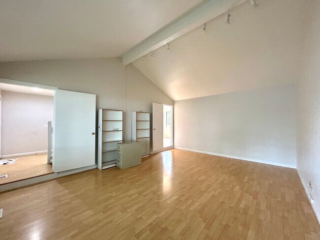 Building Photo - Large 4 Bed, 2.5 Bath House! Landscaping Included!