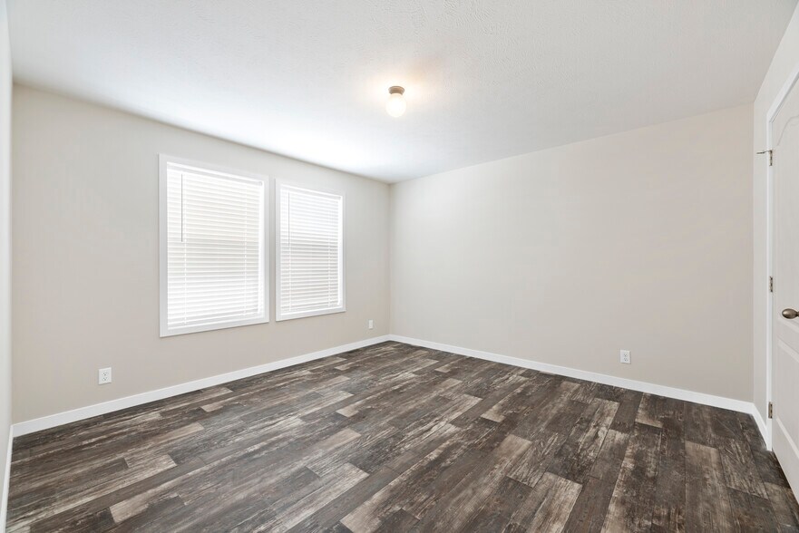 Building Photo - 11431 N Lake Dr