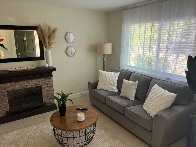 Building Photo - Charming 3 Bedroom Townhome in Vacaville