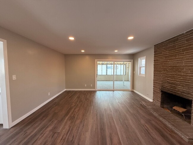 Building Photo - Centrally Located Single Story Updated Home
