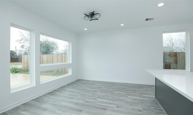 Building Photo - 9315 Ashville Dr