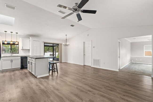 Building Photo - 801 Young Ave NW