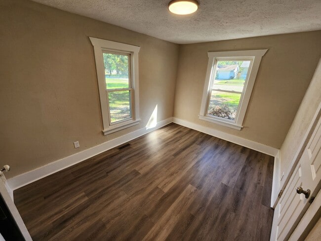 Building Photo - Spacious 2-Bedroom, 1-Bathroom Home AVAILABLE NOW!!