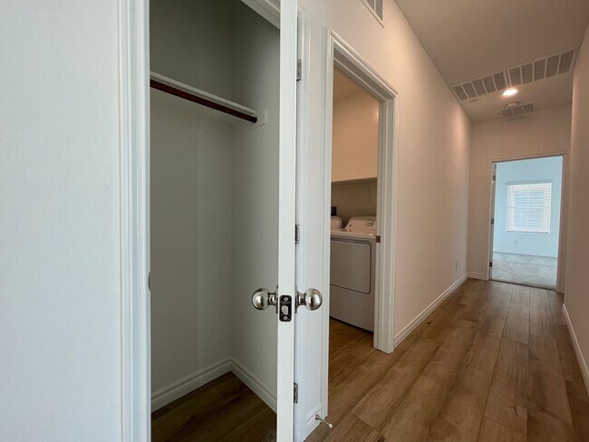 Building Photo - GATED 2 BED 2.5 BATH 2 CAR GARAGE 2 FLOOR TOWNHOUSE IN HENDERSON