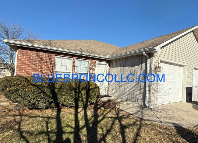 Building Photo - 117-121 SE Rock Garden Ln