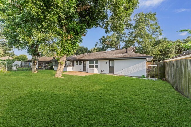 Building Photo - 8231 Garden Parks Dr