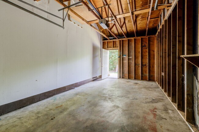 Building Photo - Beautiful renovated three bedroom house