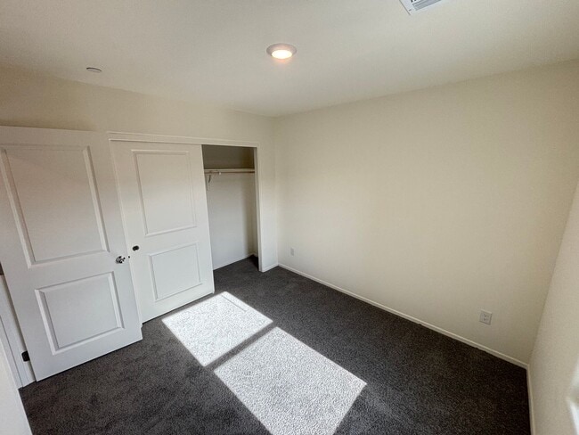 Building Photo - Charming 3Bed/2.5Bath/2Car Townhouse located in Northwest Las Vegas