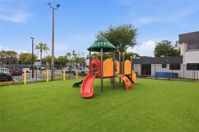 Building Photo - 10431 N Kendall Dr