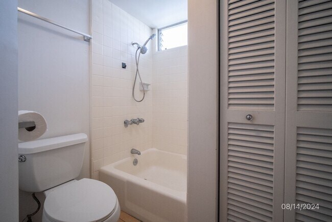 Building Photo - $2300  1 bd 2 ba 1 pkg -1447 Kewalo #705