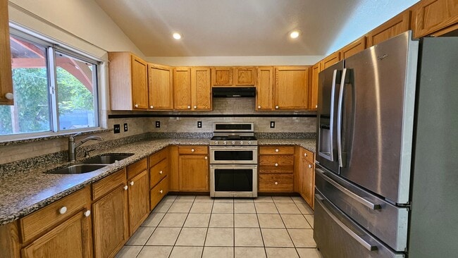 Building Photo - 3 bed 2 bath