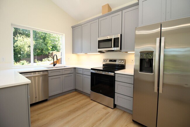 Building Photo - 4660-4660 SW Fairvale Ct
