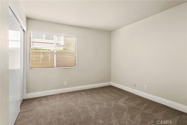 Building Photo - 11 Reina