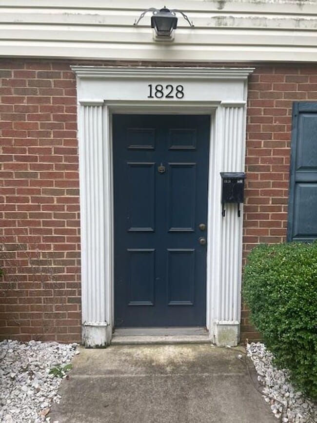 Building Photo - New Listing!