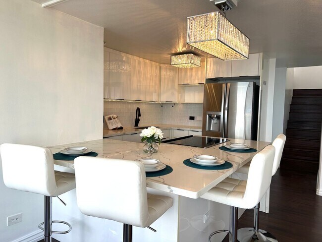 Building Photo - Beautifully Renovated 2 bedroom Penthouse with a Roof-Top Loft and Lanai!