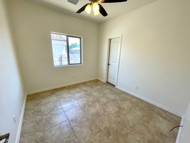 Building Photo - Great 3 Bedroom Home near Hualapai School!