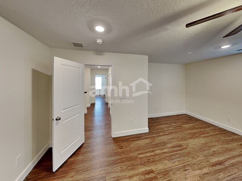 Building Photo - 2422 E Tumbleweed Rd
