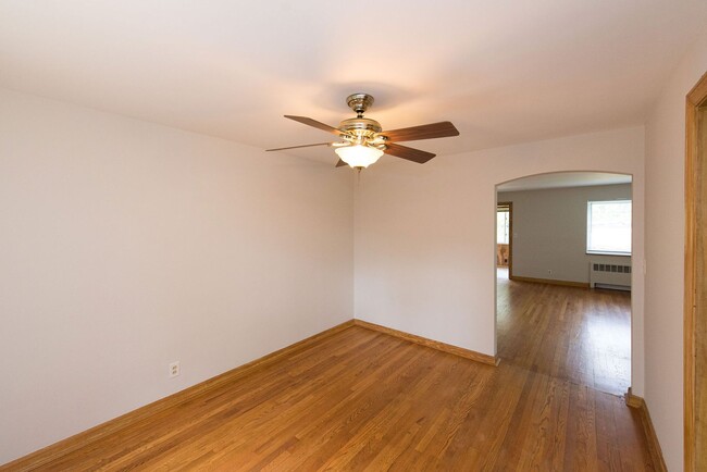 Building Photo - Extra Spacious Top Unit Duplex