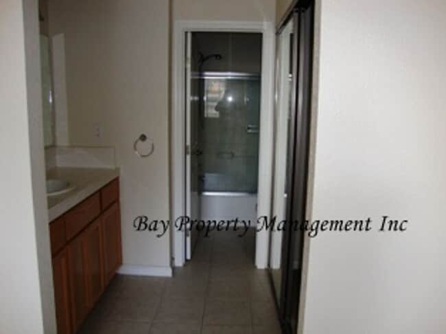 Building Photo - **Beautiful 2-Bedroom Condo in the gated L...