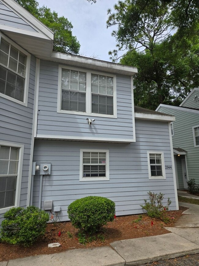 Building Photo - Spacious 2-bedroom, 1.5-bath end-unit townhouse in Carriage House