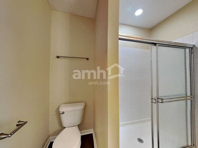 Building Photo - 402 Rolling Acre Dr