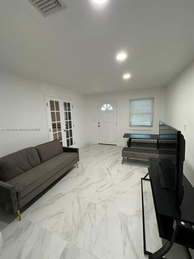 Primary Photo - 2320 SW 44th St