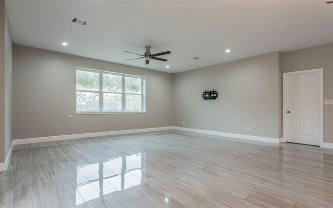 Building Photo - 2718 Leslie Ln