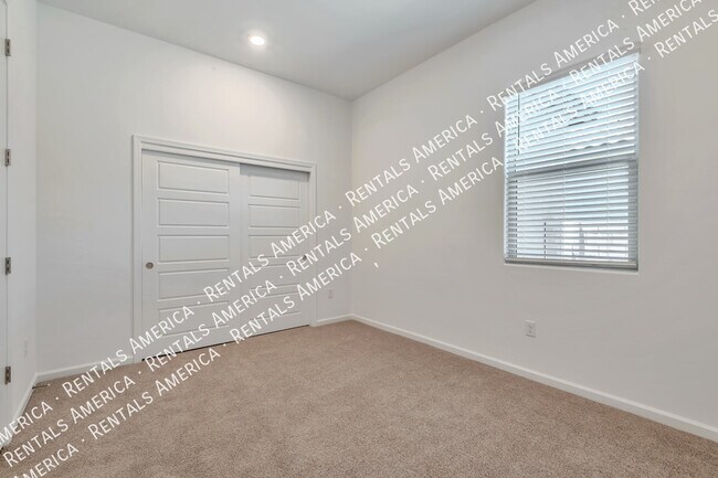 Building Photo - 10858 W Yates Ln